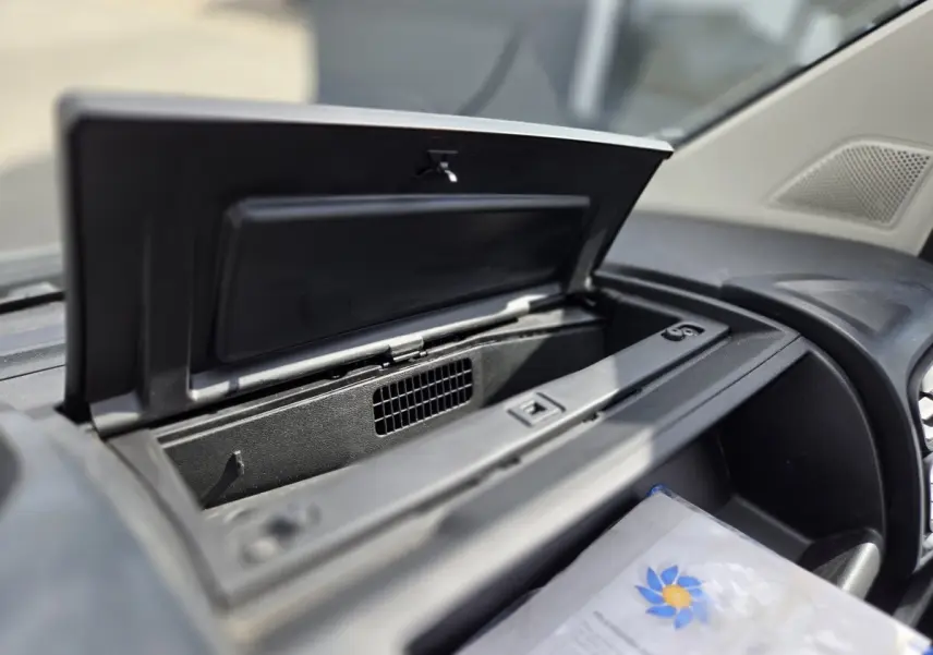 Intérieur du tableau de bord ouvert du Fiat Ducato Fourgon blanc, montrant le compartiment de rangement central.