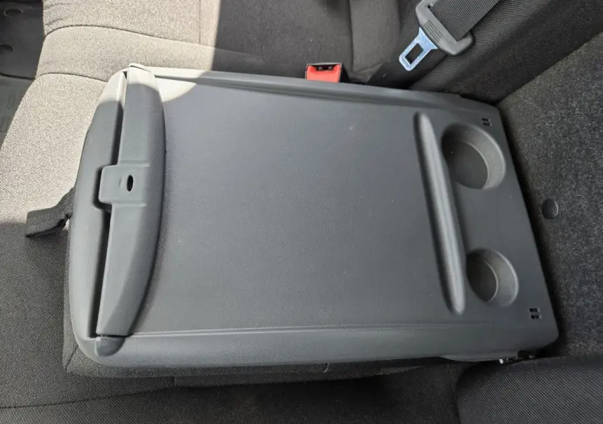 Plateau rabattable noir avec porte-gobelets sur siège arrière gris du Fiat Ducato Fourgon H3-Power 2022.