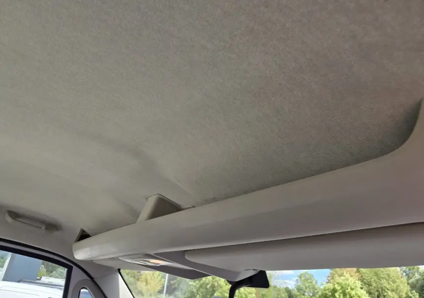 Vue intérieure du plafond et de la tablette de rangement avant du FIAT Ducato Fourgon blanc, avec fenêtre côté gauche visible.