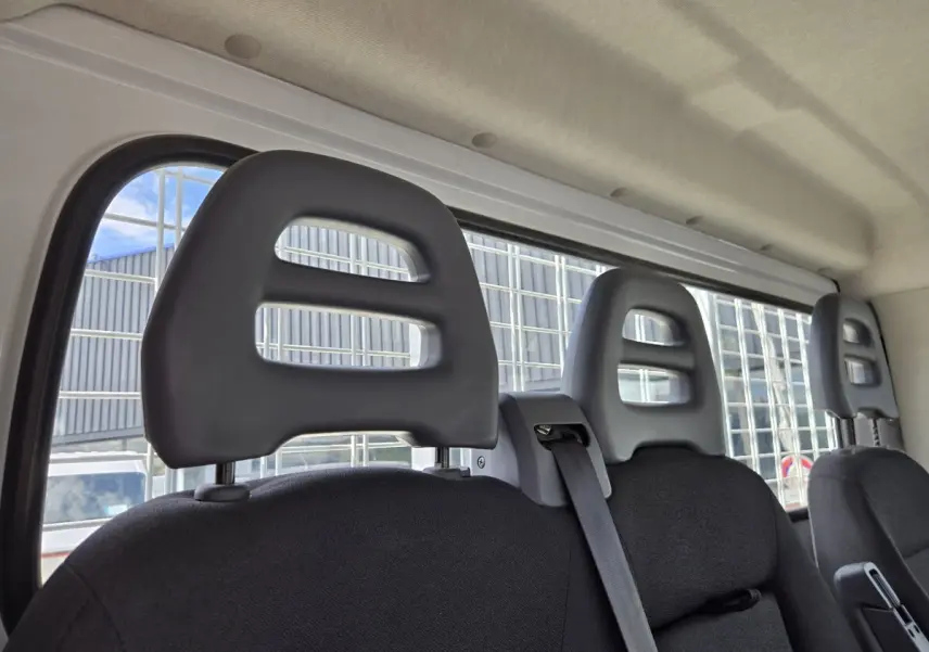 Vue intérieure arrière du Fiat Ducato Fourgon blanc 2022, montrant les appuie-têtes et la ceinture de sécurité.