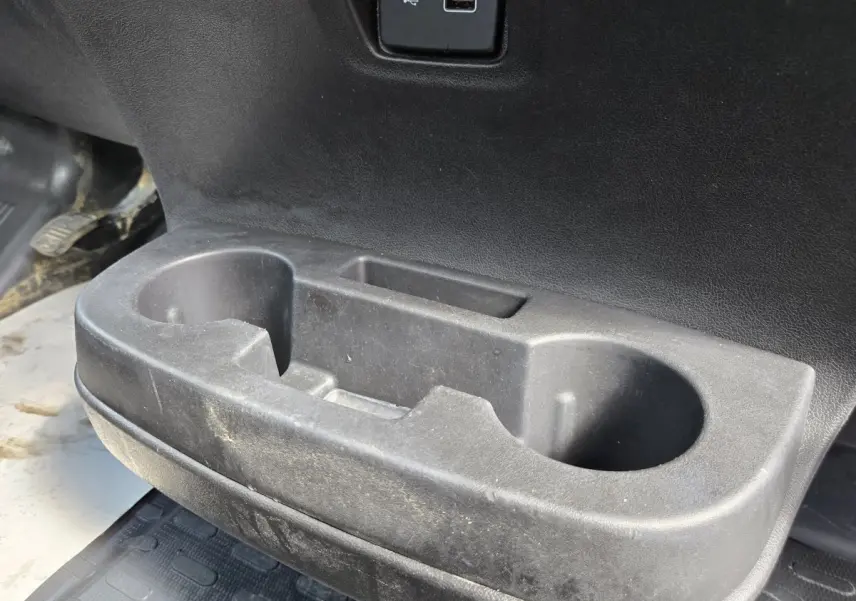 Gros plan sur le porte-gobelets noir intérieur côté conducteur du FIAT Ducato Fourgon blanc de 2022.