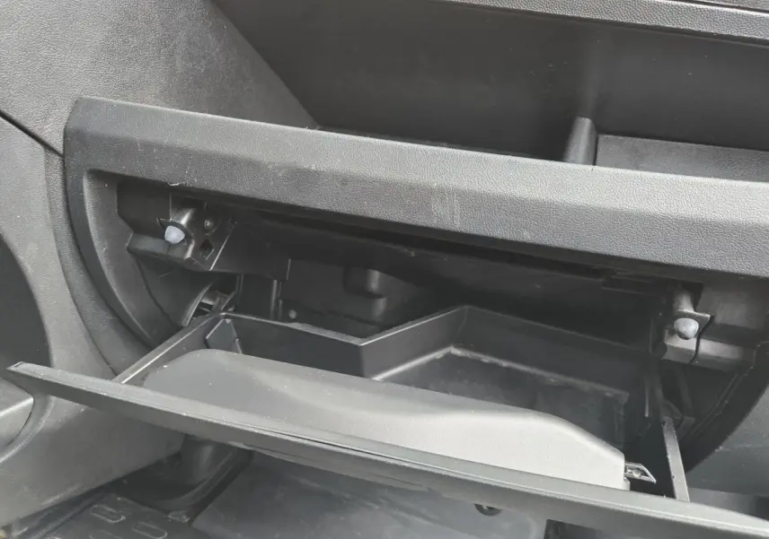 Gros plan sur la boîte à gants ouverte côté passager du Fiat Ducato Fourgon blanc, intérieur noir.