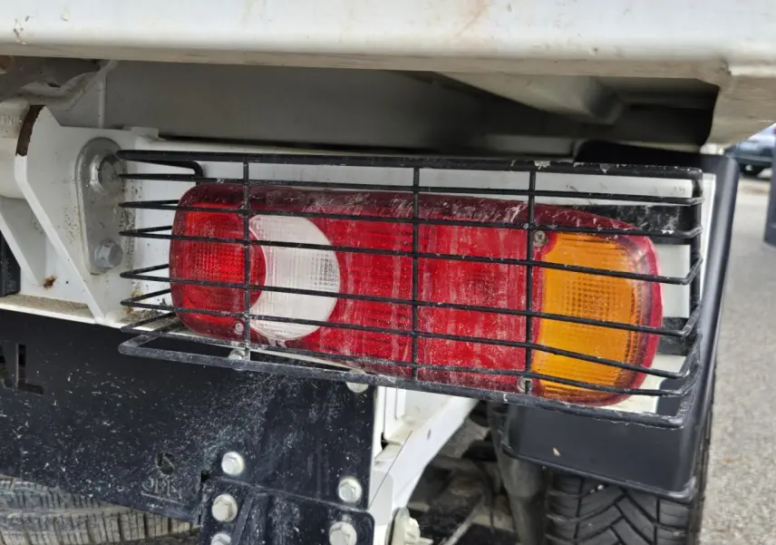 Gros plan sur le feu arrière droit protégé par une grille métallique du FIAT Ducato Fourgon blanc 2022.