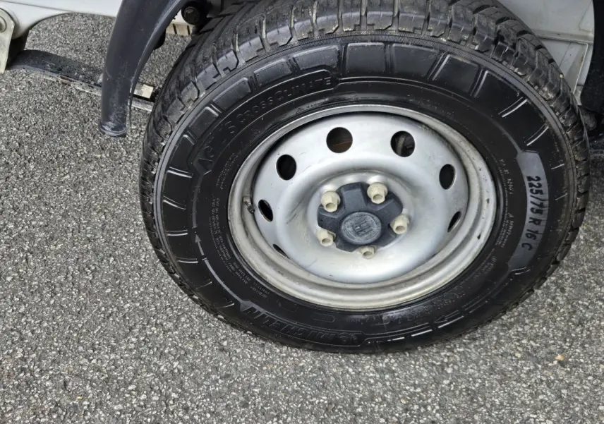 Gros plan sur la roue avant droite du FIAT Ducato Fourgon blanc, avec jante acier et pneu Michelin visible.