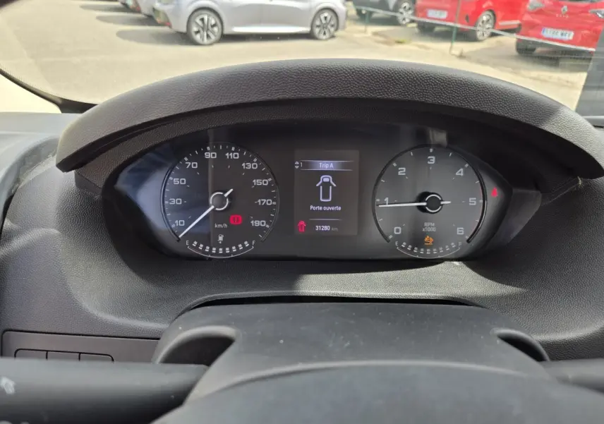 Vue rapprochée du tableau de bord du Fiat Ducato Fourgon 2022, affichant une porte ouverte et 31 280 km au compteur.