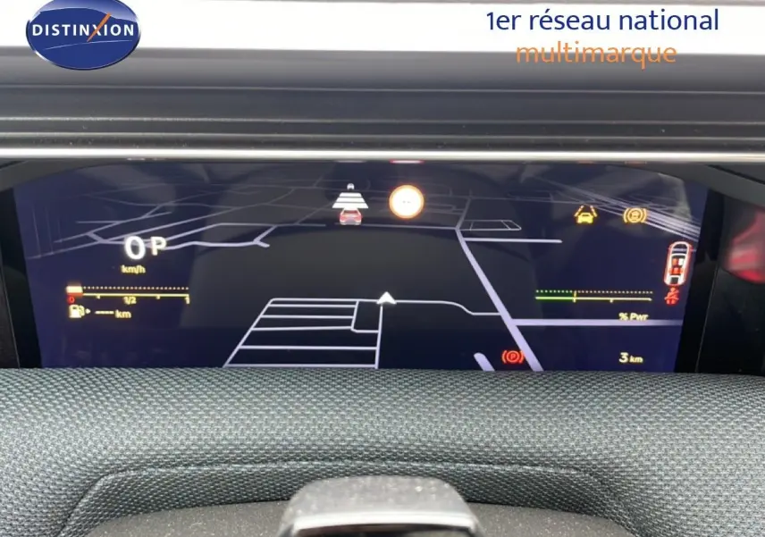 Affichage numérique du tableau de bord du Citroën C5 Aircross 1.2 Hybrid 145ch, vue frontale sur l'écran de navigation et informations.