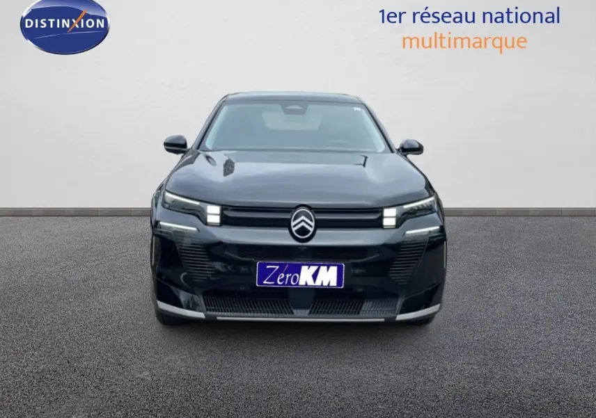 Vue frontale d'un Citroën C5 Aircross noir Perla Nera avec éclairage LED distinctif et calandre moderne.
