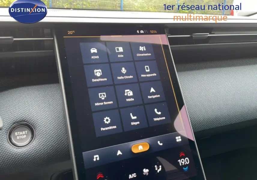 Vue rapprochée de l’écran tactile central du tableau de bord du Citroën C5 Aircross 2026, finition noire.
