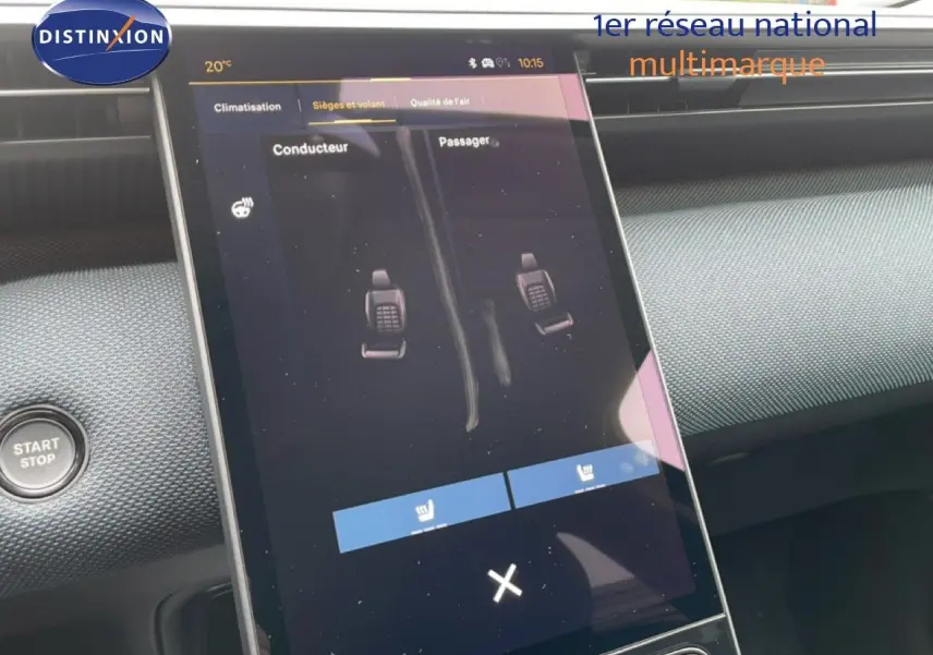 Vue rapprochée de l’écran tactile central du Citroën C5 Aircross 2026 noir, affichant les réglages des sièges chauffants conducteur et passager.