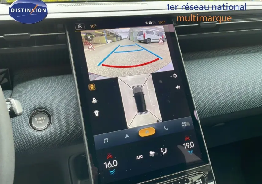 Vue intérieure du tableau de bord du Citroën C5 Aircross noir, écran tactile affichant caméra 360° et climatisation digitale.