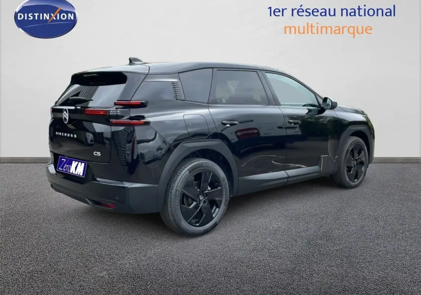 Vue 3/4 arrière droite d’un Citroën C5 Aircross noir Perla Nera métal avec jantes noires et feux arrière LED distinctifs.