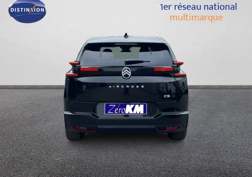 Vue arrière d'un Citroën C5 Aircross noir Perla Nera métalisé, avec feux arrière LED horizontaux et logo central.