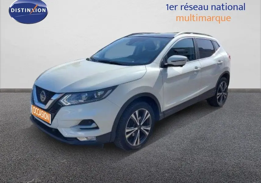 Nissan Qashqai blanc lunaire en 3/4 avant droit, mettant en valeur ses jantes bi-ton et son design moderne.