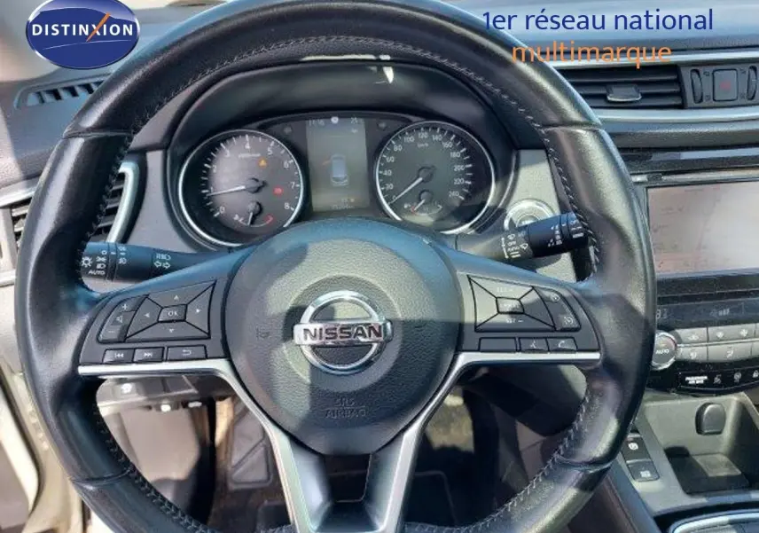 Vue rapprochée du volant noir du Nissan Qashqai 2019 avec tableau de bord et commandes intégrées visibles.