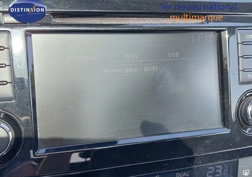 Écran tactile central du Nissan Qashqai blanc lunaire, affichant les options Bluetooth, WiFi et USB, intérieur noir.