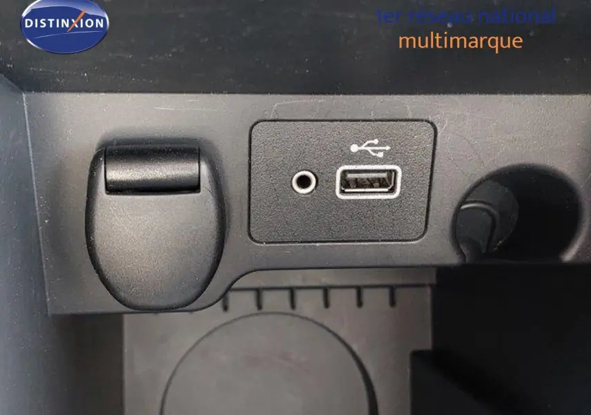 Prise USB et entrée auxiliaire en gros plan sur la console centrale du Nissan Qashqai blanc lunaire 2019.