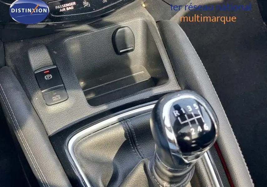 Le levier de vitesses manuel noir du Nissan Qashqai 2019, avec console centrale en cuir gris.