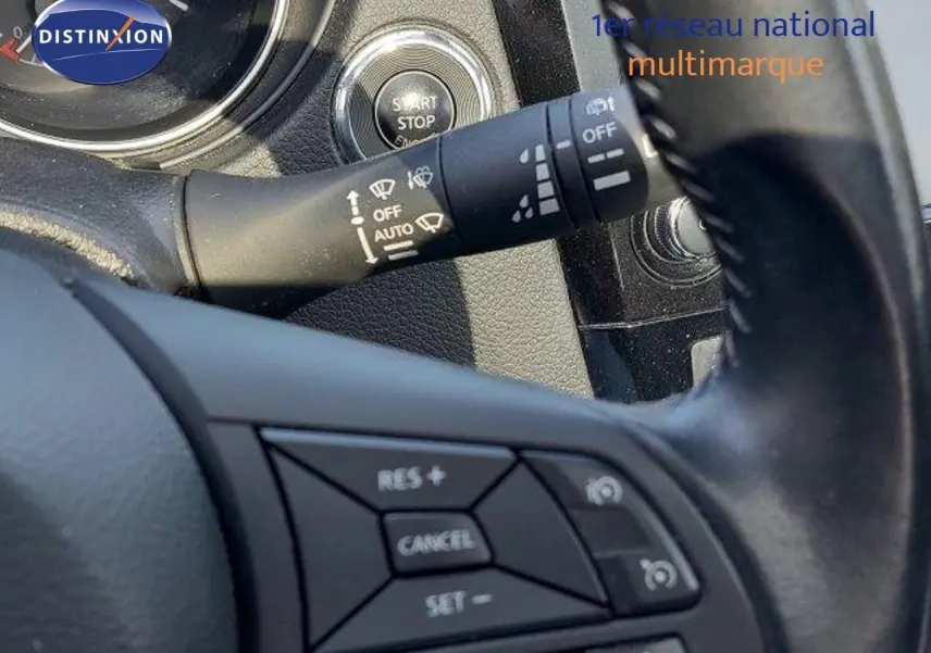 Gros plan sur les commandes au volant et le bouton start/stop du Nissan Qashqai blanc lunaire 2019.