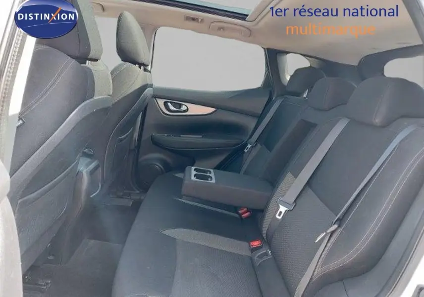 Vue intérieure arrière côté droit du Nissan Qashqai blanc lunaire avec banquette noire et accoudoir central relevé.