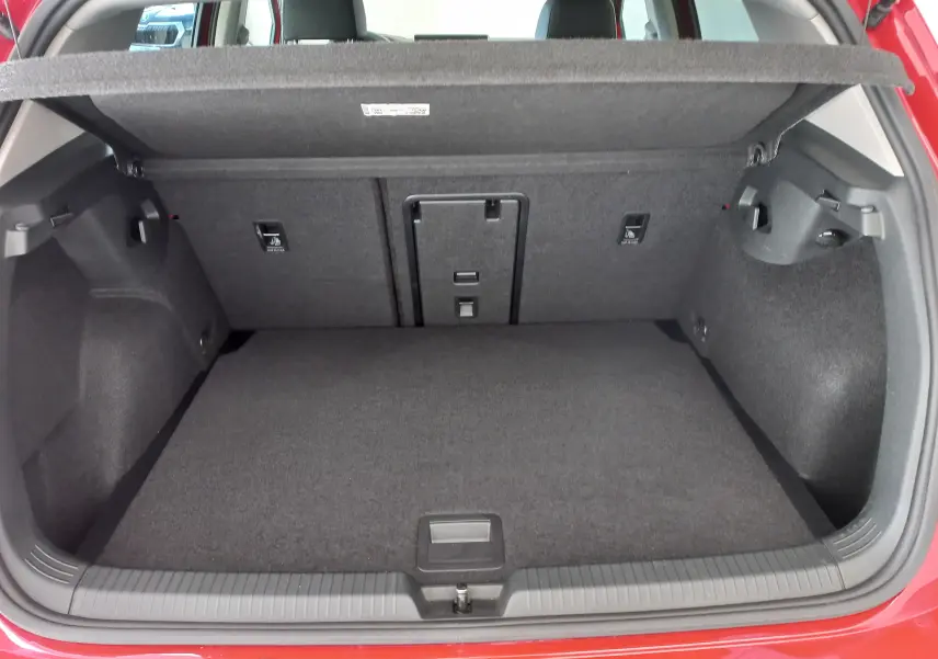 Coffre ouvert d'une Volkswagen Golf 2.0 TDI 150 DSG7 Style rouge Roi, montrant un espace de chargement propre et spacieux.