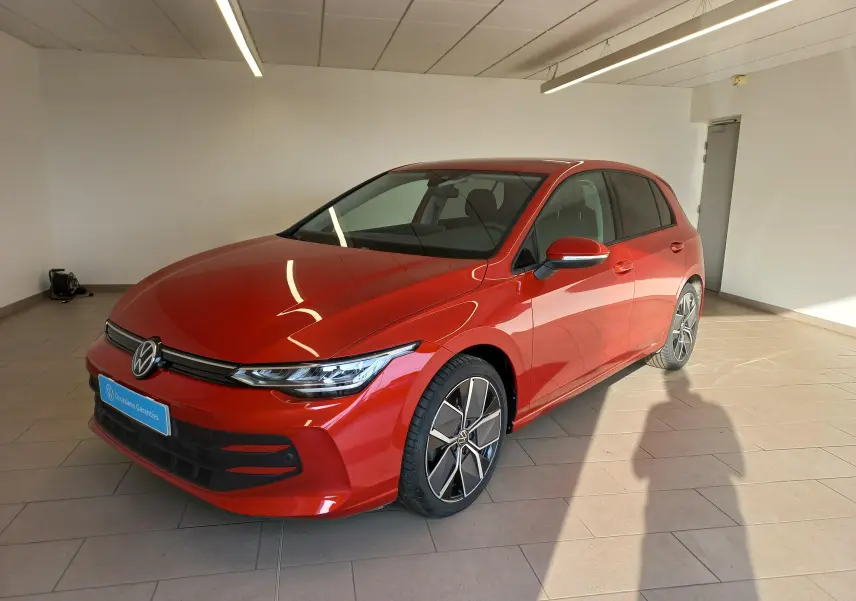 Volkswagen Golf 2.0 TDI 150 DSG7 Style rouge Roi vue 3/4 avant avec jantes alliage 18 pouces dans un showroom.