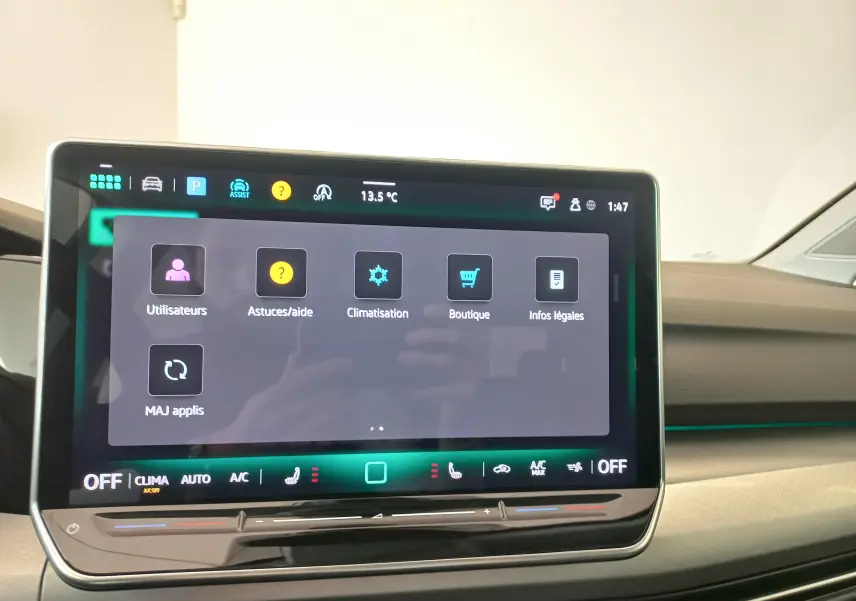 Écran tactile central de la Volkswagen Golf 2.0 TDI 150 DSG7 Style affichant le menu principal avec options climatisation et assistance.