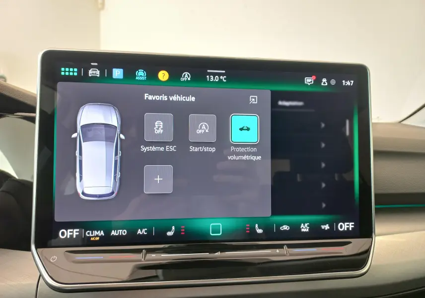 Écran tactile central de la Volkswagen Golf 2.0 TDI 150 DSG7 Style affichant les options de sécurité et climatisation intérieure.