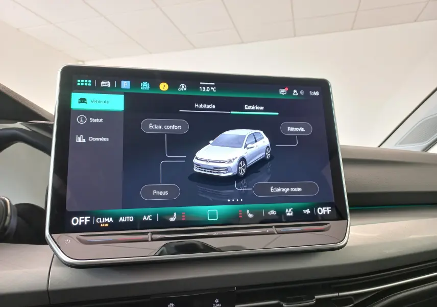 Écran tactile intérieur affichant les réglages du véhicule Volkswagen Golf 2.0 TDI 150 DSG7 Style, vue schématique extérieure.