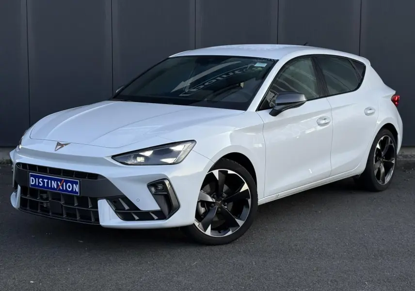 Vue 3/4 avant droite d'une CUPRA Leon blanche Neige avec jantes alliage noires et logo CUPRA sur calandre.
