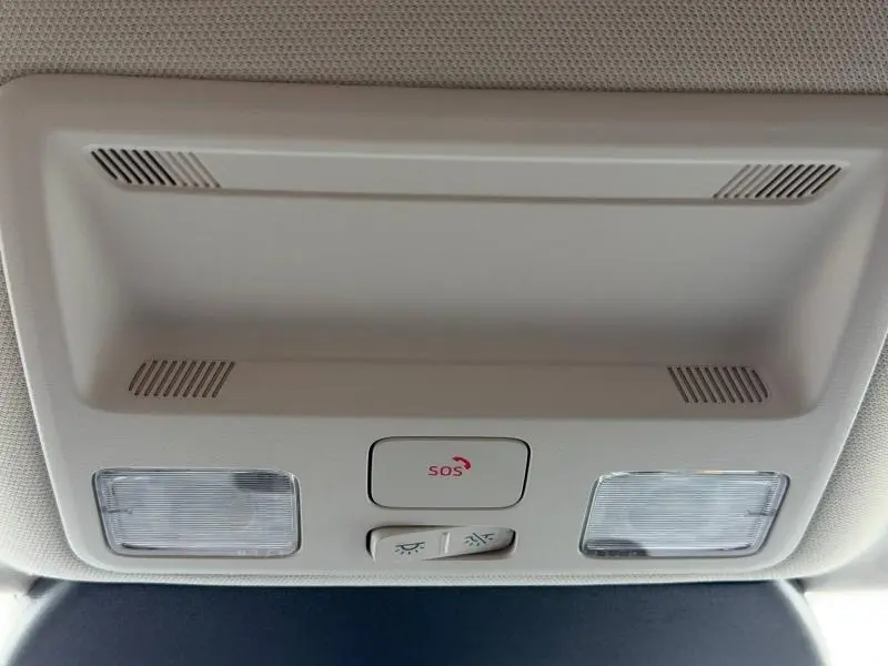 Vue intérieure du plafonnier gris clair du Ford Kuga 2024 avec bouton SOS et éclairages intégrés.