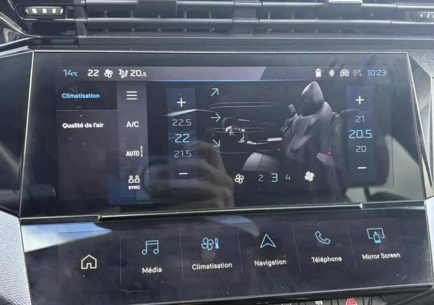 Écran tactile central 10 pouces de la Peugeot 308 2024 affichant la climatisation et la navigation.
