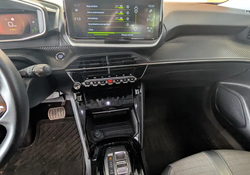 Vue intérieure centrée sur la console et l'écran tactile du Peugeot 2008 1.5 BlueHDi 130, finition Allure.