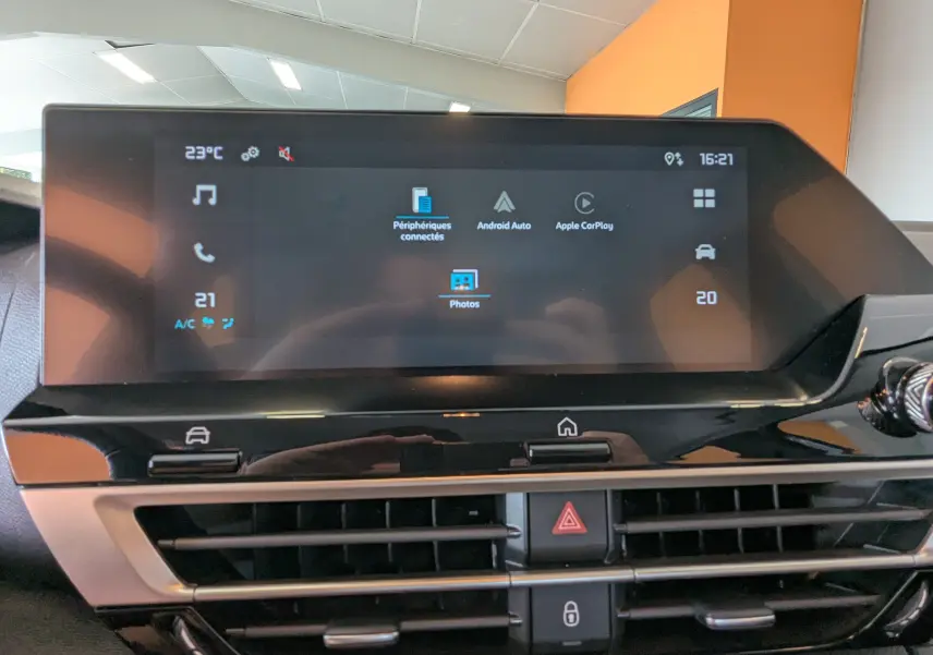 Écran tactile central de la Citroën C4 Hybrid 145 gris Mercury, affichant Android Auto et Apple CarPlay.
