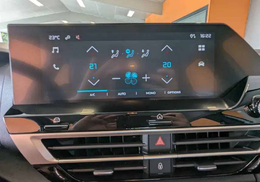 Écran tactile 10 pouces du tableau de bord de la Citroën C4 Hybrid 145 en intérieur, affichant la climatisation automatique.