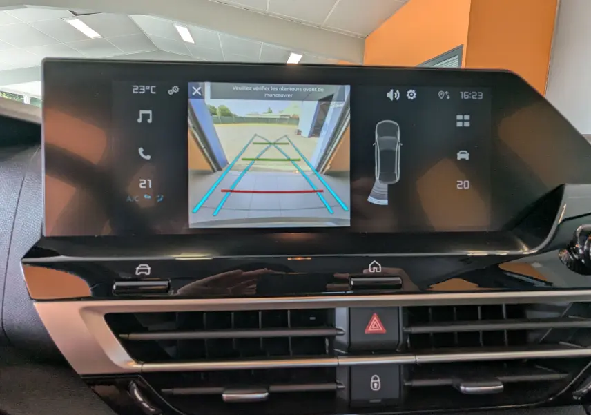 Écran tactile intérieur de la Citroën C4 Hybrid gris Mercury montrant la caméra de recul et les réglages climatisation.