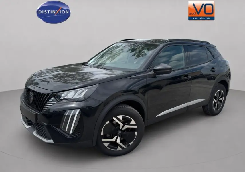 Peugeot 2008 Hybrid noir en 3/4 avant droit, avec barres de toit et jantes alliage 17 pouces distinctives.