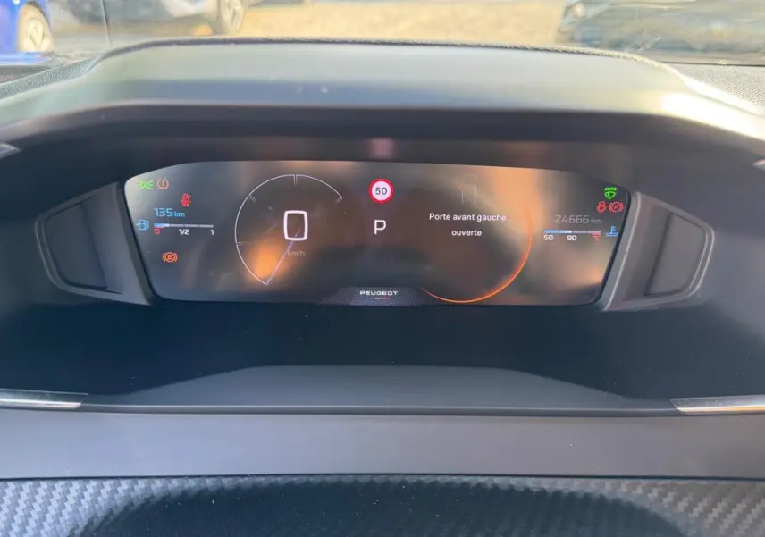 Vue rapprochée du cockpit numérique du Peugeot 2008 Hybrid noir, affichant la vitesse à 0 km/h et porte avant gauche ouverte.