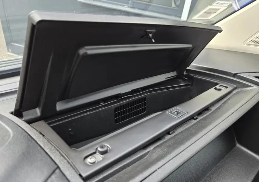 Vue rapprochée du compartiment de surélévation de cabine noir ouvert à l'intérieur du Fiat Ducato Fourgon blanc.