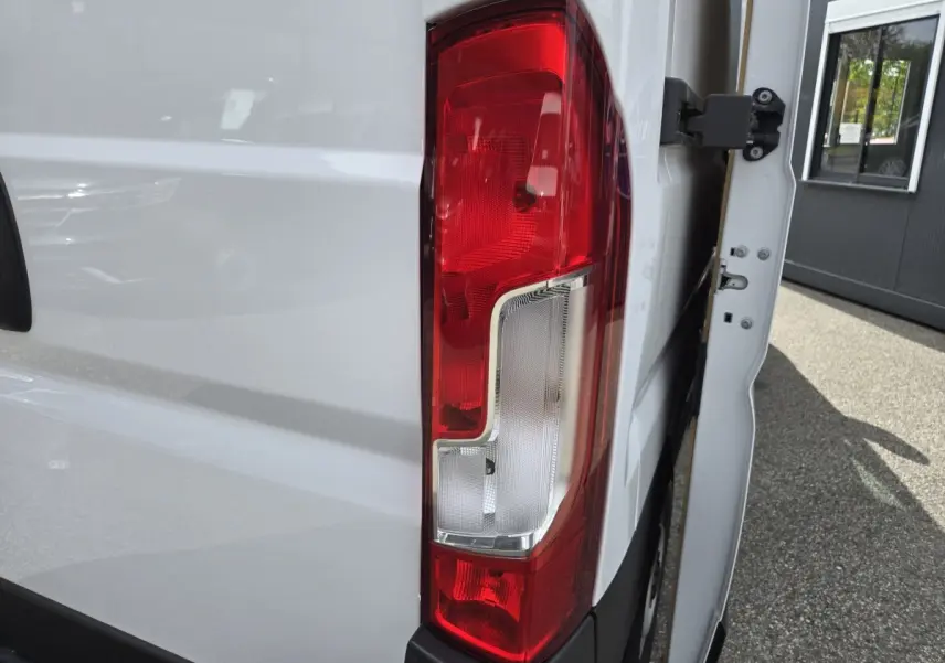 Gros plan sur le feu arrière droit blanc du FIAT Ducato Fourgon MH2 3T 120ch Easy Pro 2023 avec porte arrière ouverte.
