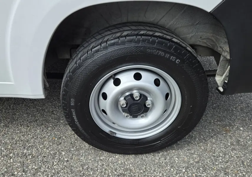 Gros plan sur la roue avant droite du FIAT Ducato Fourgon blanc, avec jante acier et pneu noir visible.