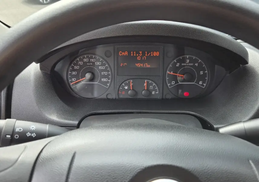 Vue intérieure centrée sur le tableau de bord et le compteur du Fiat Ducato Fourgon 2023, volant noir visible.