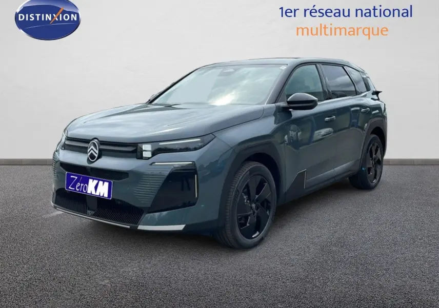 Vue 3/4 avant du Citroën C5 Aircross 2026 en vert Astoria métallisé avec jantes noires et signature lumineuse distinctive.