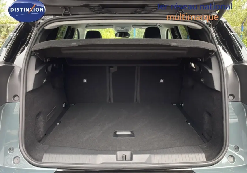 Coffre ouvert vu de l'arrière d'un Citroën C5 Aircross 2026 vert Astoria Metal, espace de chargement spacieux et propre.