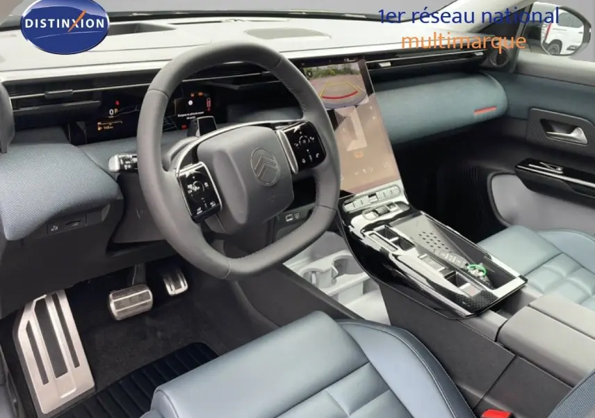 Intérieur du Citroën C5 Aircross 2026, vue côté conducteur, tableau de bord moderne avec écran tactile vertical et sièges gris clair.