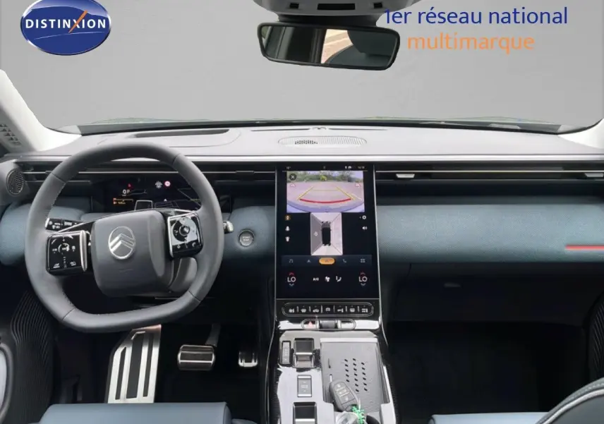 Vue intérieure avant du Citroën C5 Aircross 2026, tableau de bord moderne avec écran central tactile et volant multifonction.