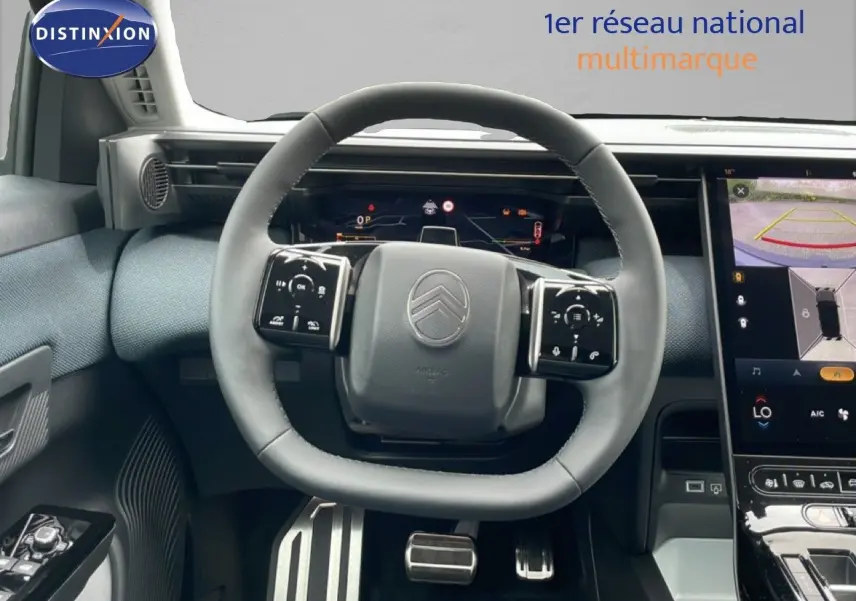 Vue intérieure centrée sur le volant du Citroën C5 Aircross 2026, avec tableau de bord numérique et écran tactile.