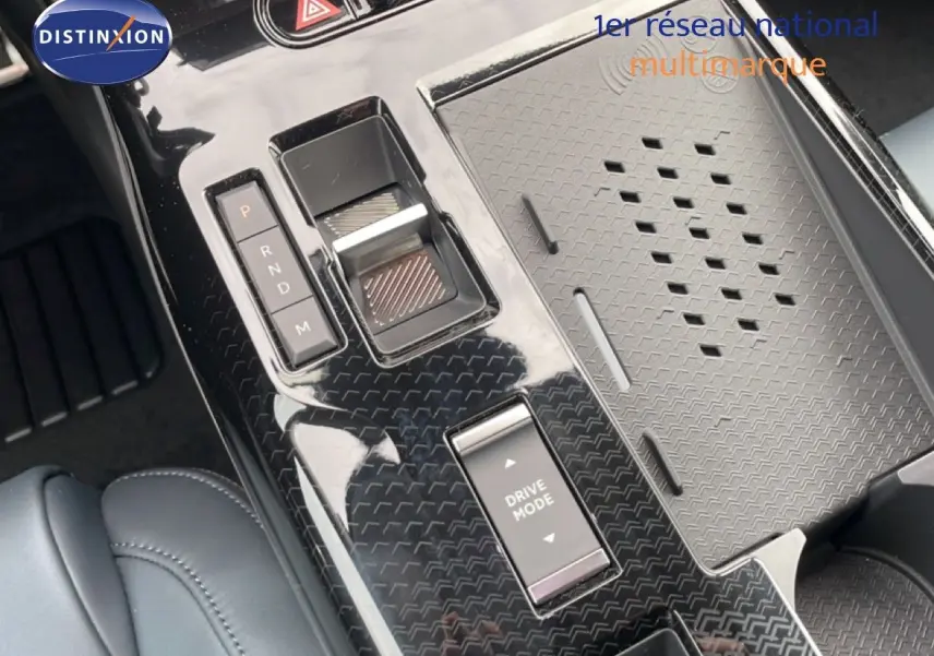 Gros plan sur la console centrale noire brillante du Citroën C5 Aircross 1.2 Hybrid, avec commandes de boîte auto et mode de conduite.