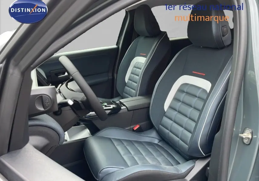 Vue intérieure côté conducteur du Citroën C5 Aircross 2026, sièges en cuir et tissu gris noir avec surpiqûres blanches.