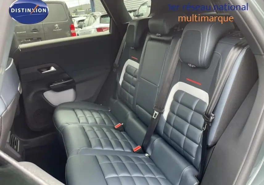 Vue intérieure côté gauche des sièges arrière en cuir noir et tissu gris du Citroën C5 Aircross 2026 vert Astoria.