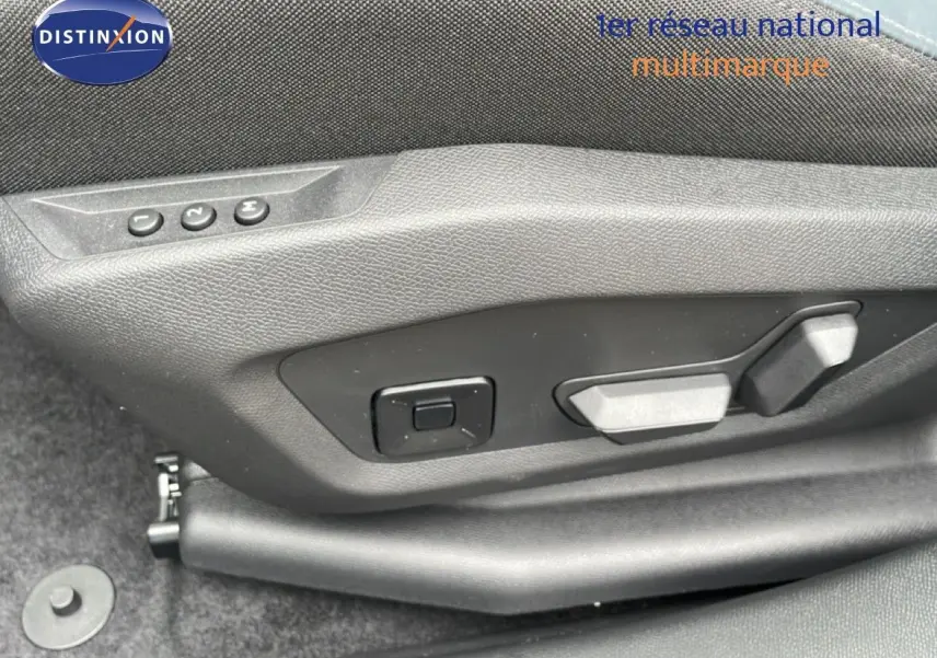 Détail des commandes électriques du siège conducteur sur Citroën C5 Aircross 1.2 Hybrid 145ch, finition 2026, intérieur gris noir.